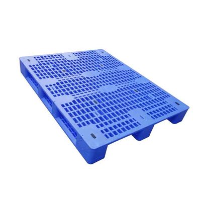 palettes en plastique résistantes du HDPE 1500kg 1.4*1.1m trois dérapages en plastique de palette de coureurs