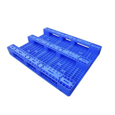 palettes en plastique résistantes du HDPE 1500kg 1.4*1.1m trois dérapages en plastique de palette de coureurs