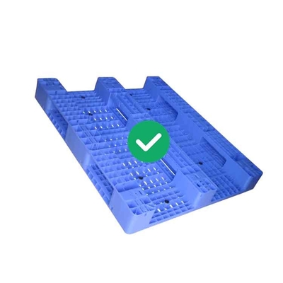 La palette en plastique 2000Kg d'entrepôt de PE de FDA chargent la plate-forme 1300X1100 à couvercle serti